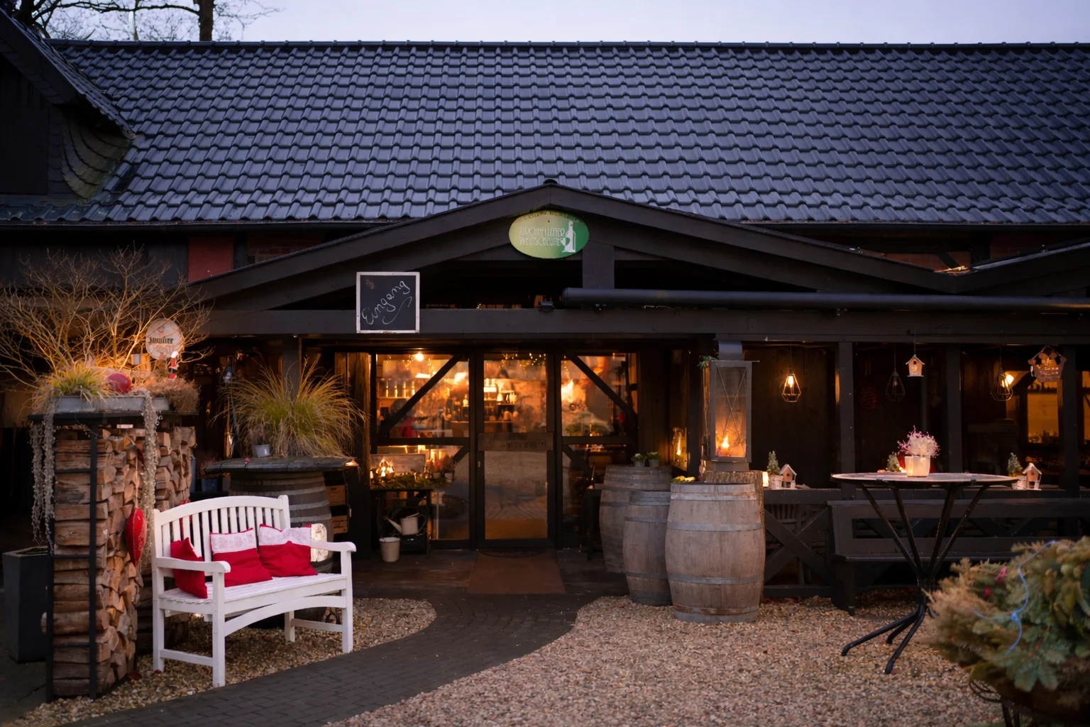 Außenansicht der Kirchhellener Weinscheune in Bottrop am Abend, Hochzeitslocation für eine standesamtliche Trauung