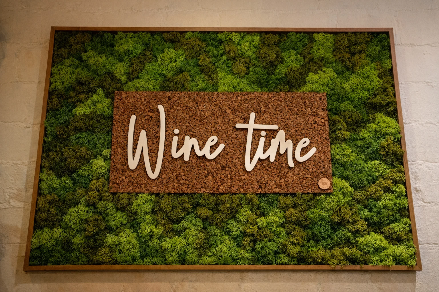 Detail mit Schriftzug „Wine Time“ in einer Weinkellerei bei einer Hochzeit in Bottrop