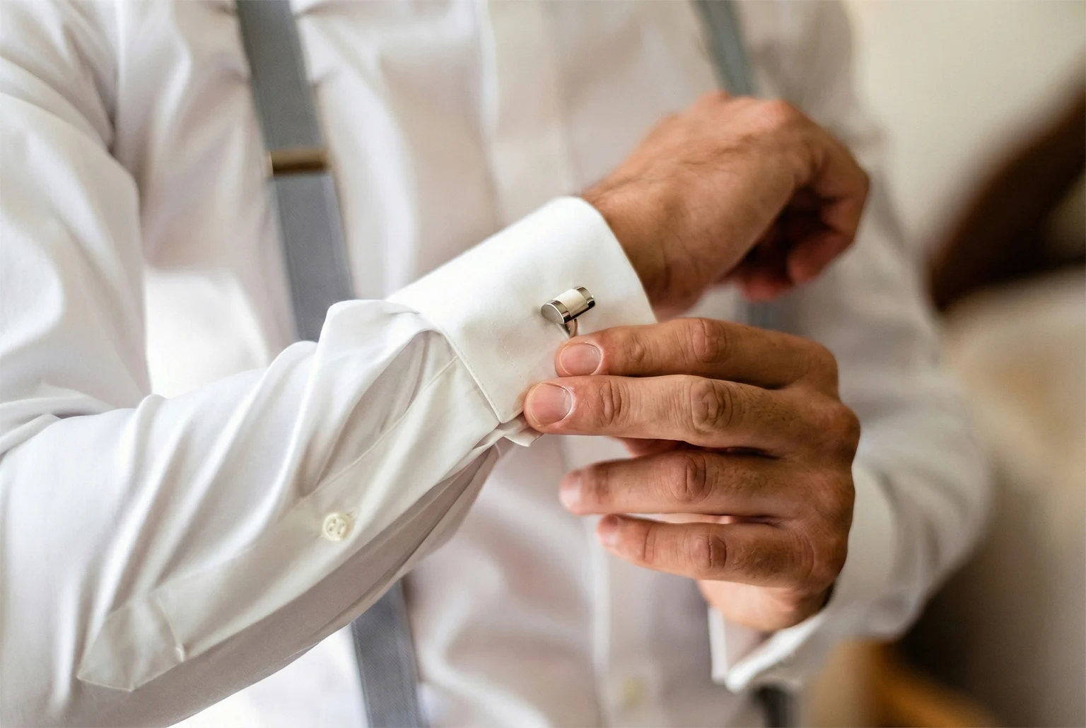 Timeless groom details with cufflinks during wedding preparation in Duisburg, Ruhrgebiet. Authentic wedding photography across NRW, Germany.