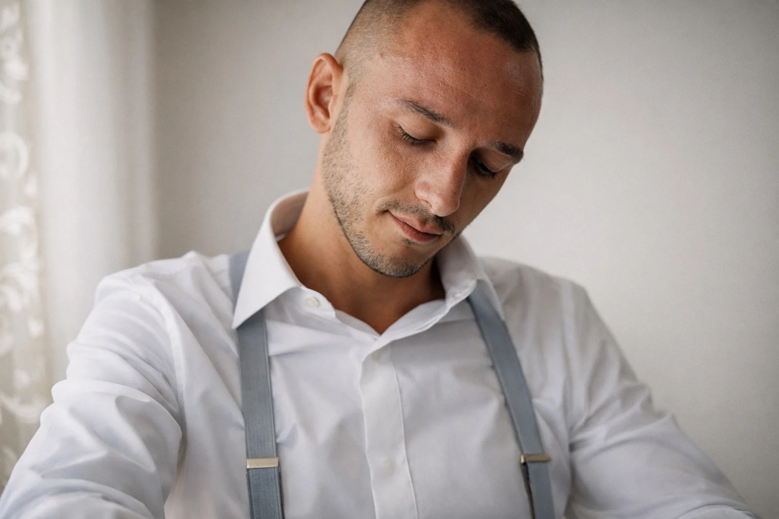 Intimate groom preparation portrait captured in Düsseldorf, NRW. Natural wedding photography telling real wedding stories across Germany.