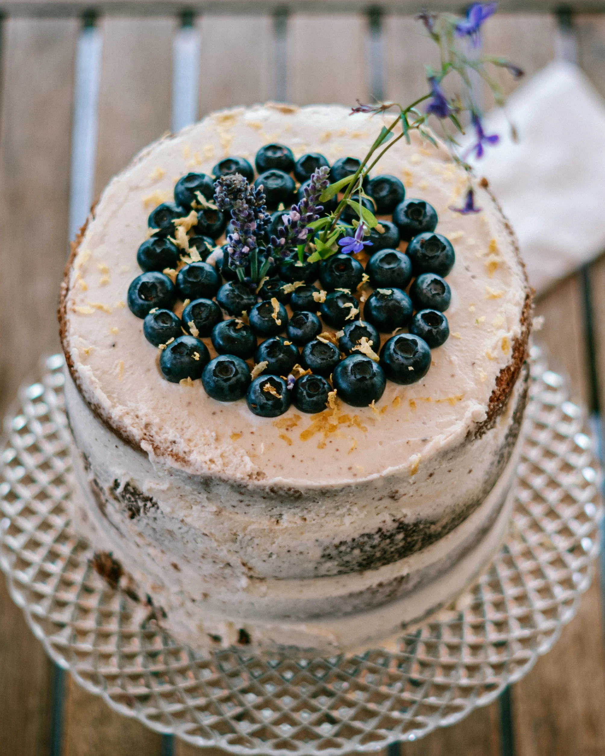 Rustikale Naked Cake Hochzeitstorte mit Blaubeeren und Lavendel in Köln