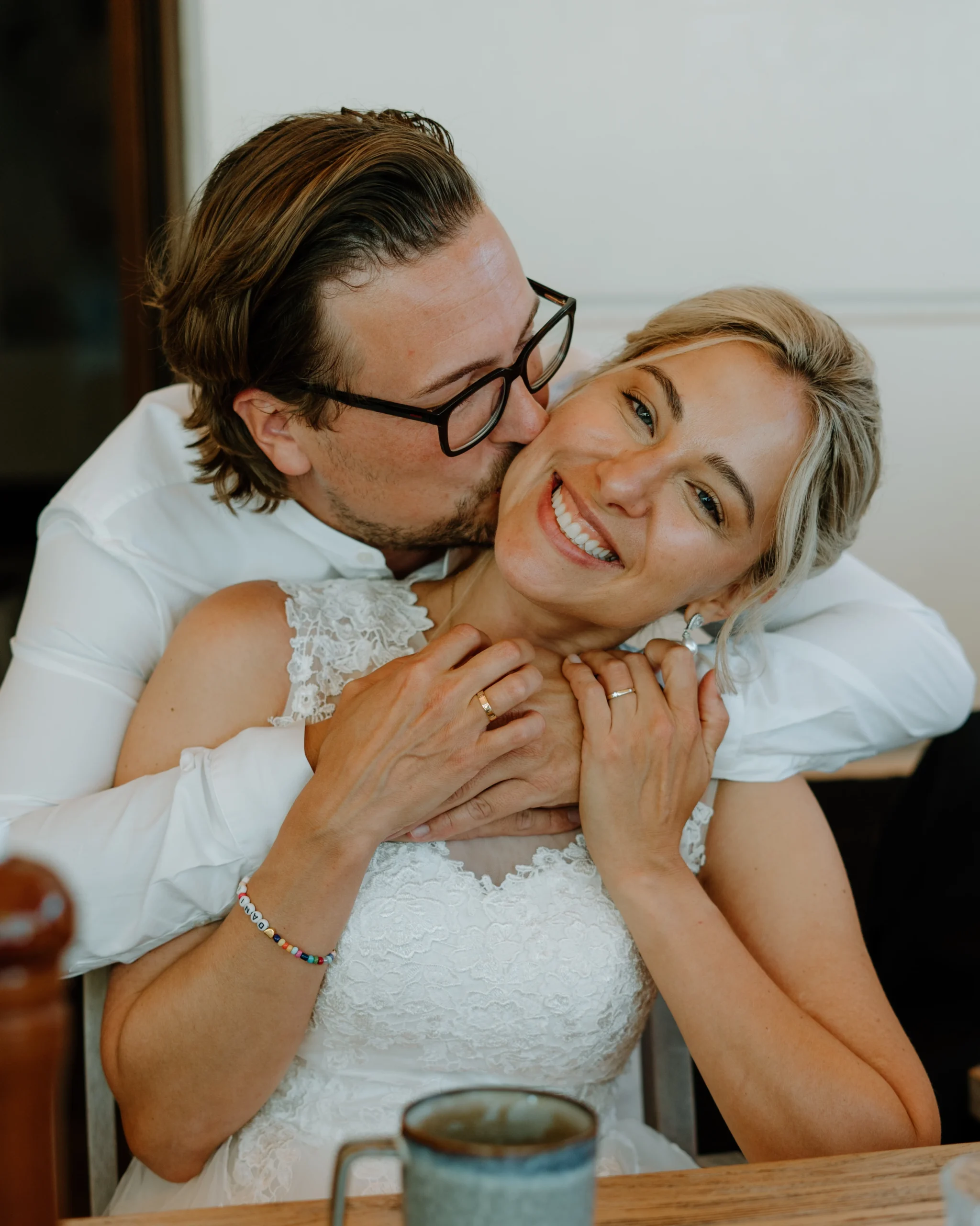 Brautpaar küsst sich bei einer Hochzeit in Köln