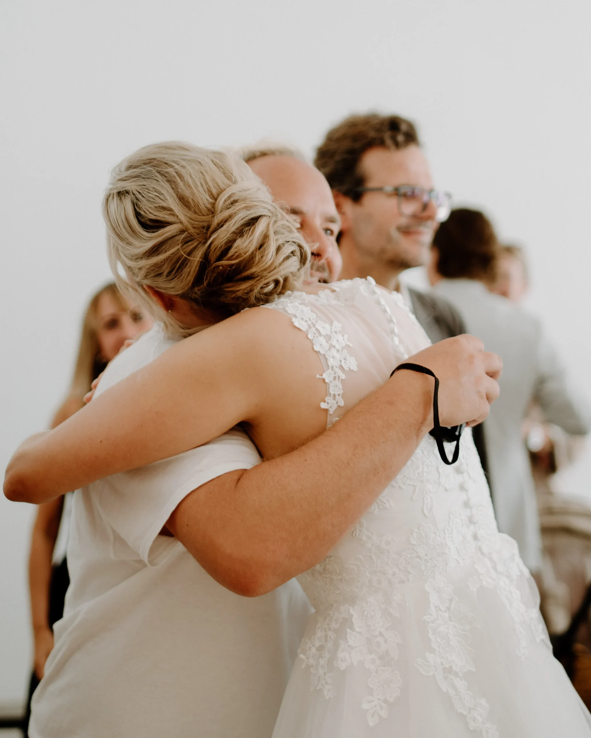 Braut wird nach der standesamtlichen Trauung in Köln herzlich umarmt, emotionale Gratulation und Freude nach dem Ja-Wort im Standesamt.