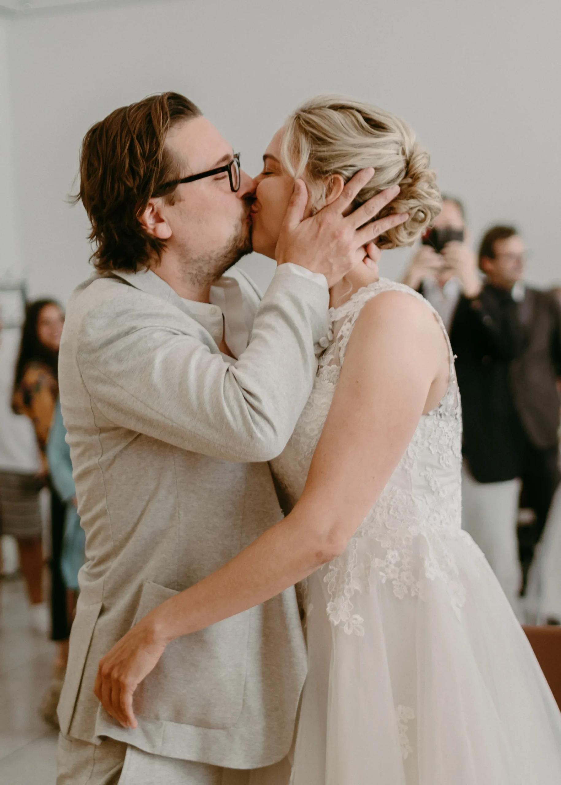 Hochzeitsfoto des Brautpaares, das sich bei der standesamtlichen Trauung in Köln küsst.