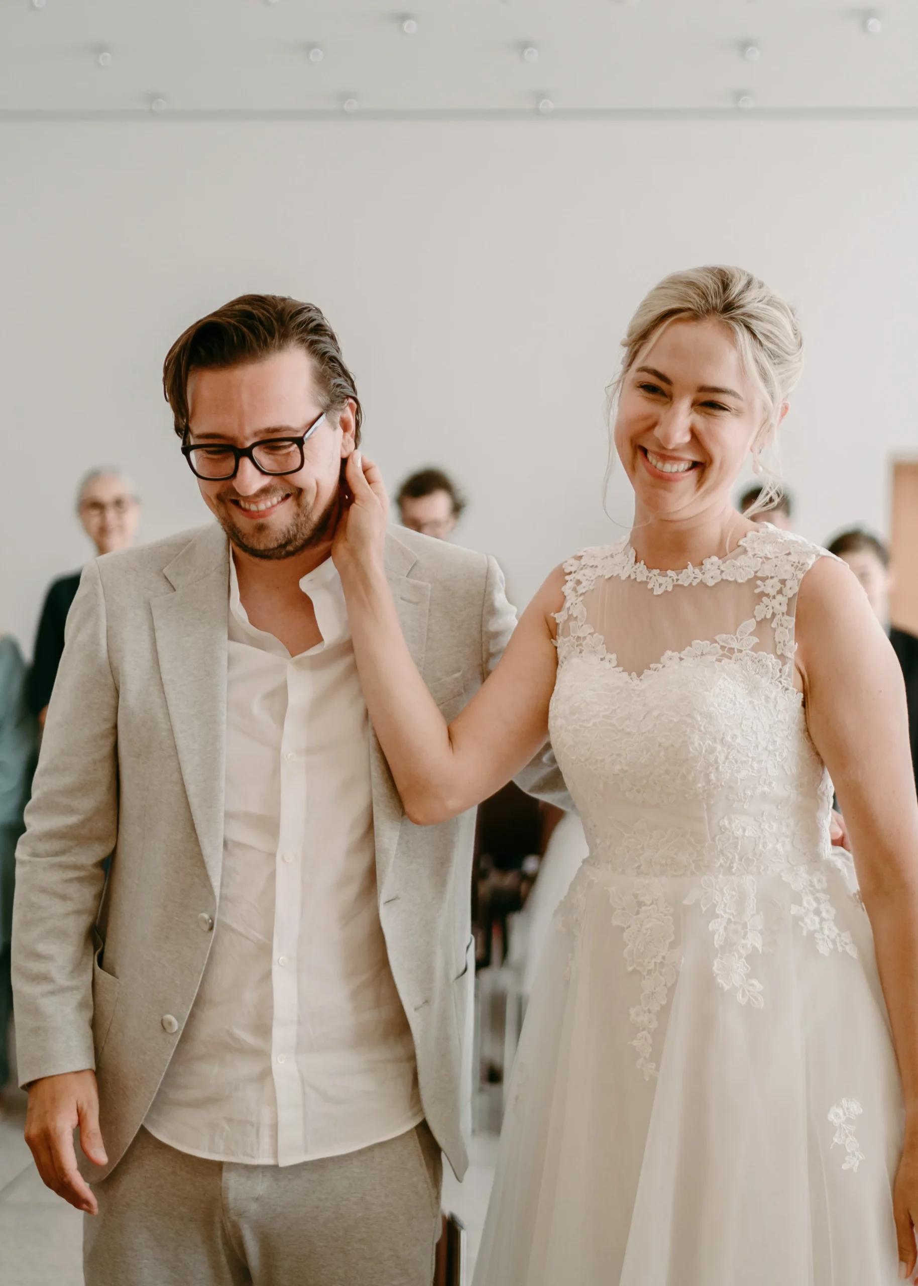 Glückliches Brautpaar lacht während der standesamtlichen Trauung in Köln bei einer emotionalen Zeremonie.