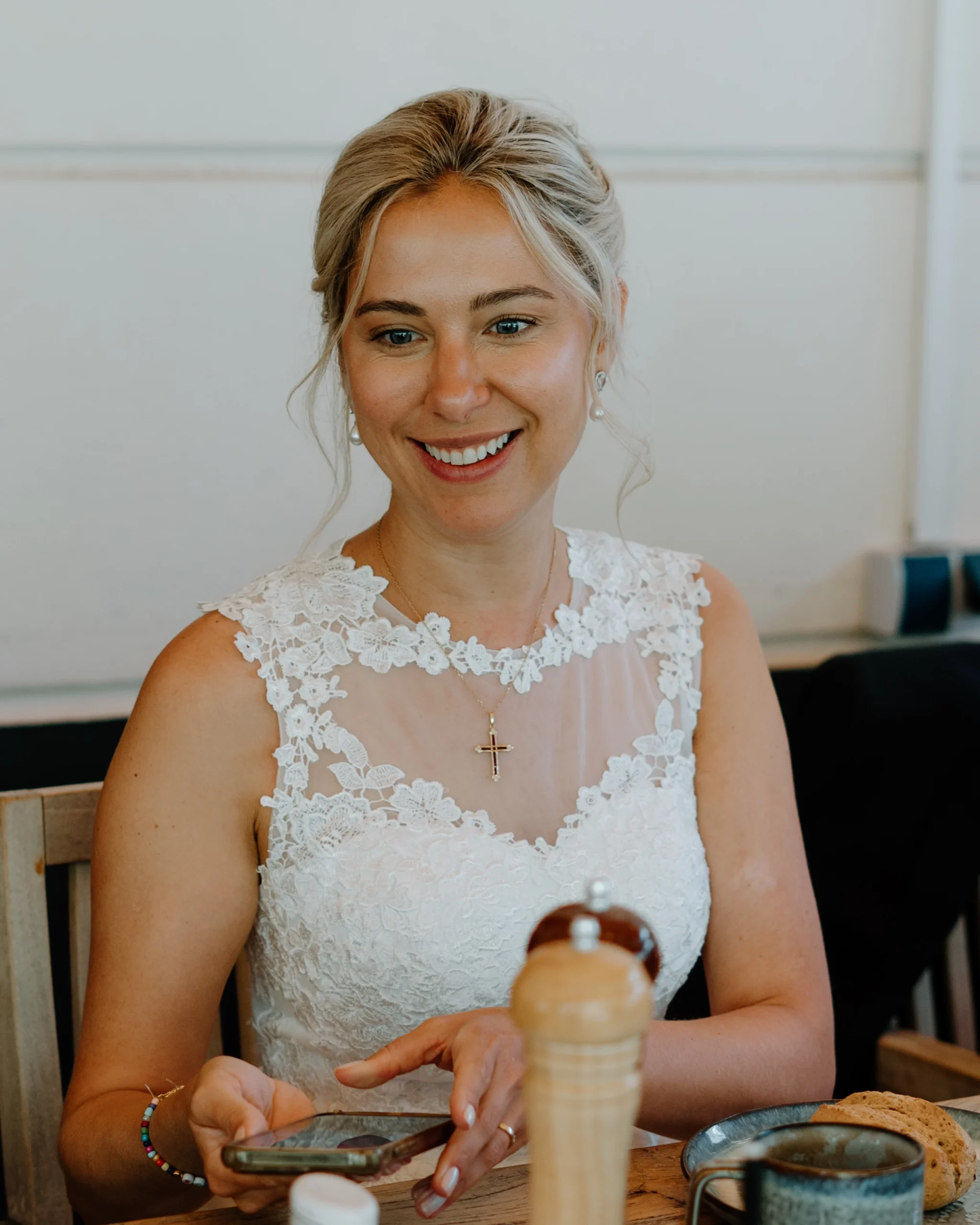 Glückliches Brautpaar umarmt sich herzlich während der Hochzeitsfeier in Köln