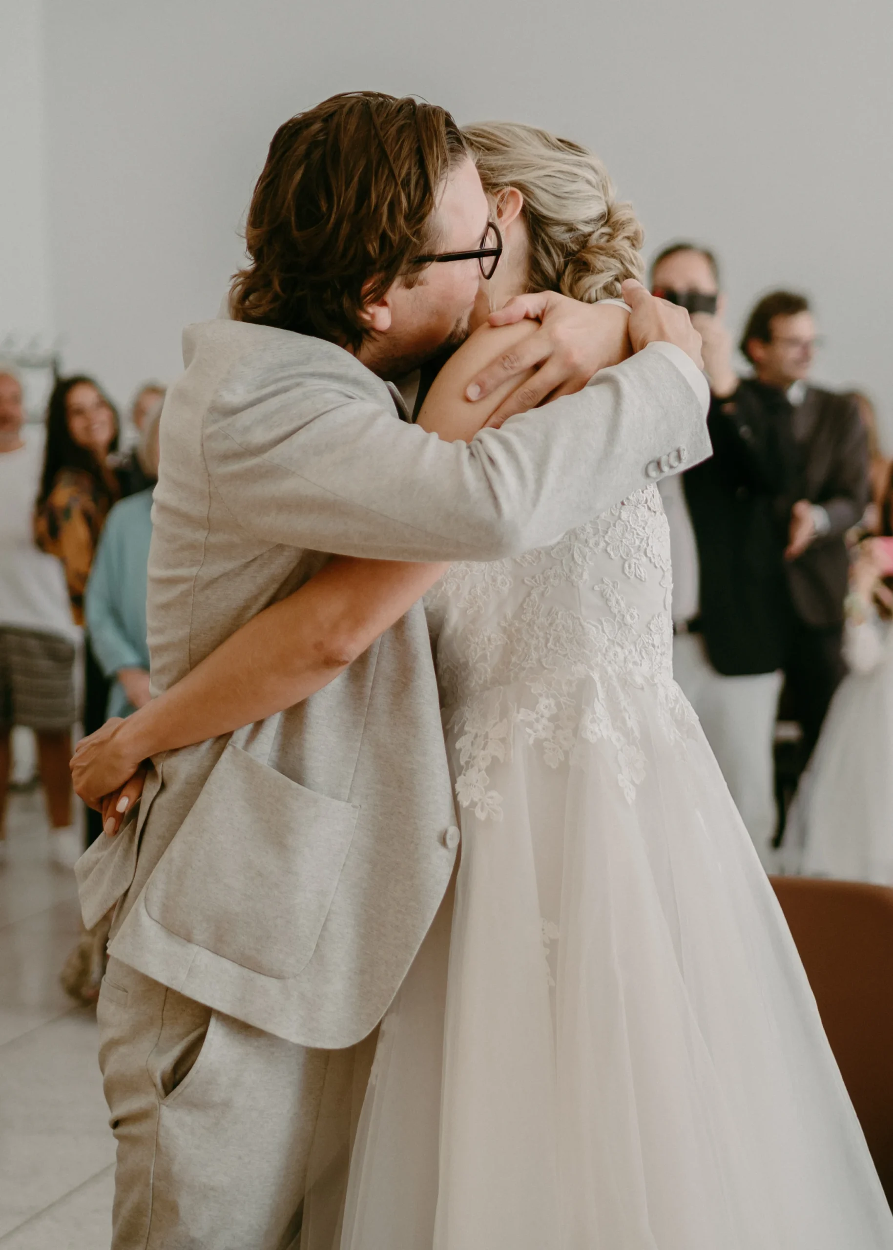 Emotionaler Moment: Brautpaar umarmt sich innig nach der standesamtlichen Trauung in Köln.