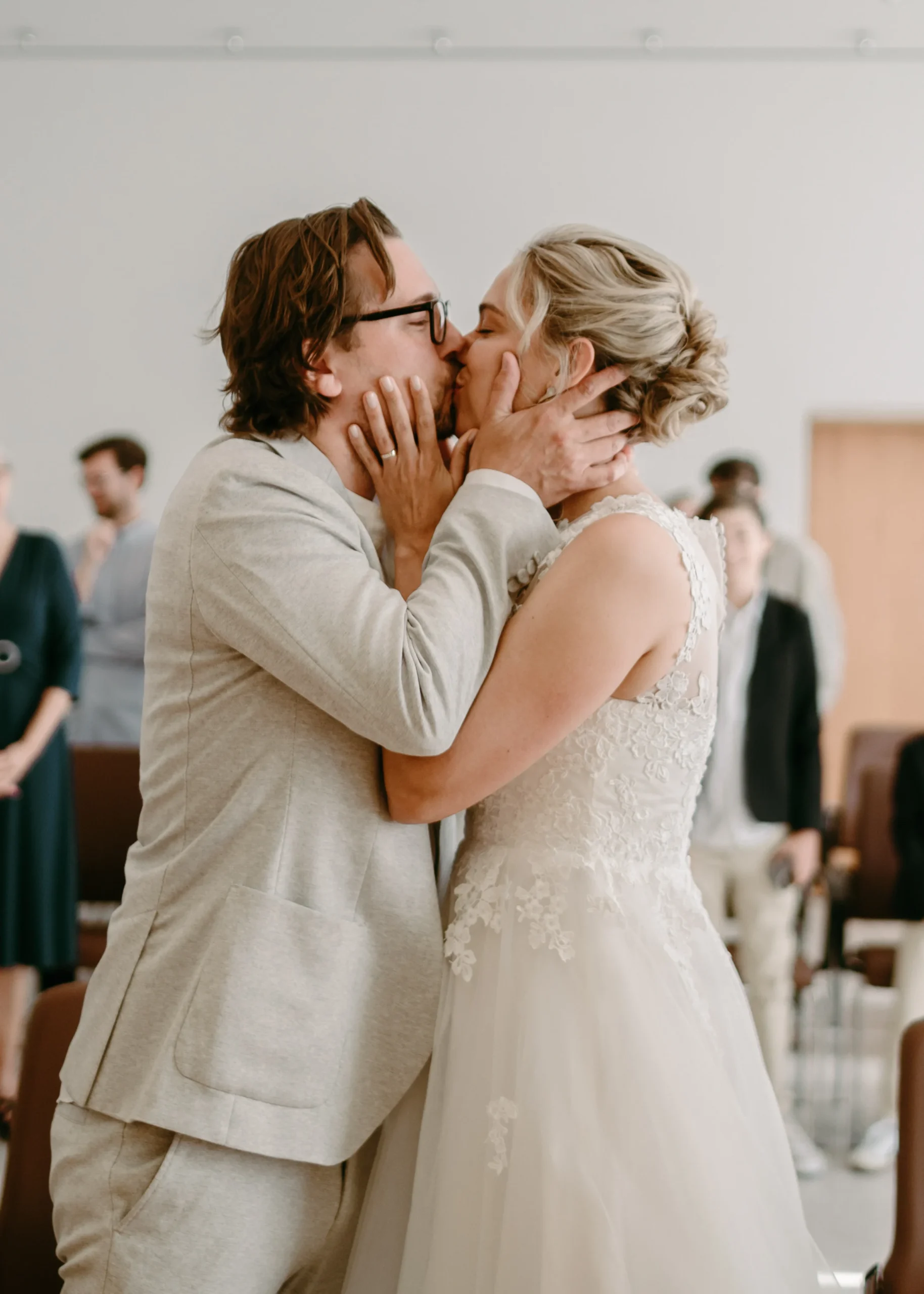 Brautpaar küsst sich nach der standesamtlichen Trauung in Köln bei einer intimen Hochzeitszeremonie.