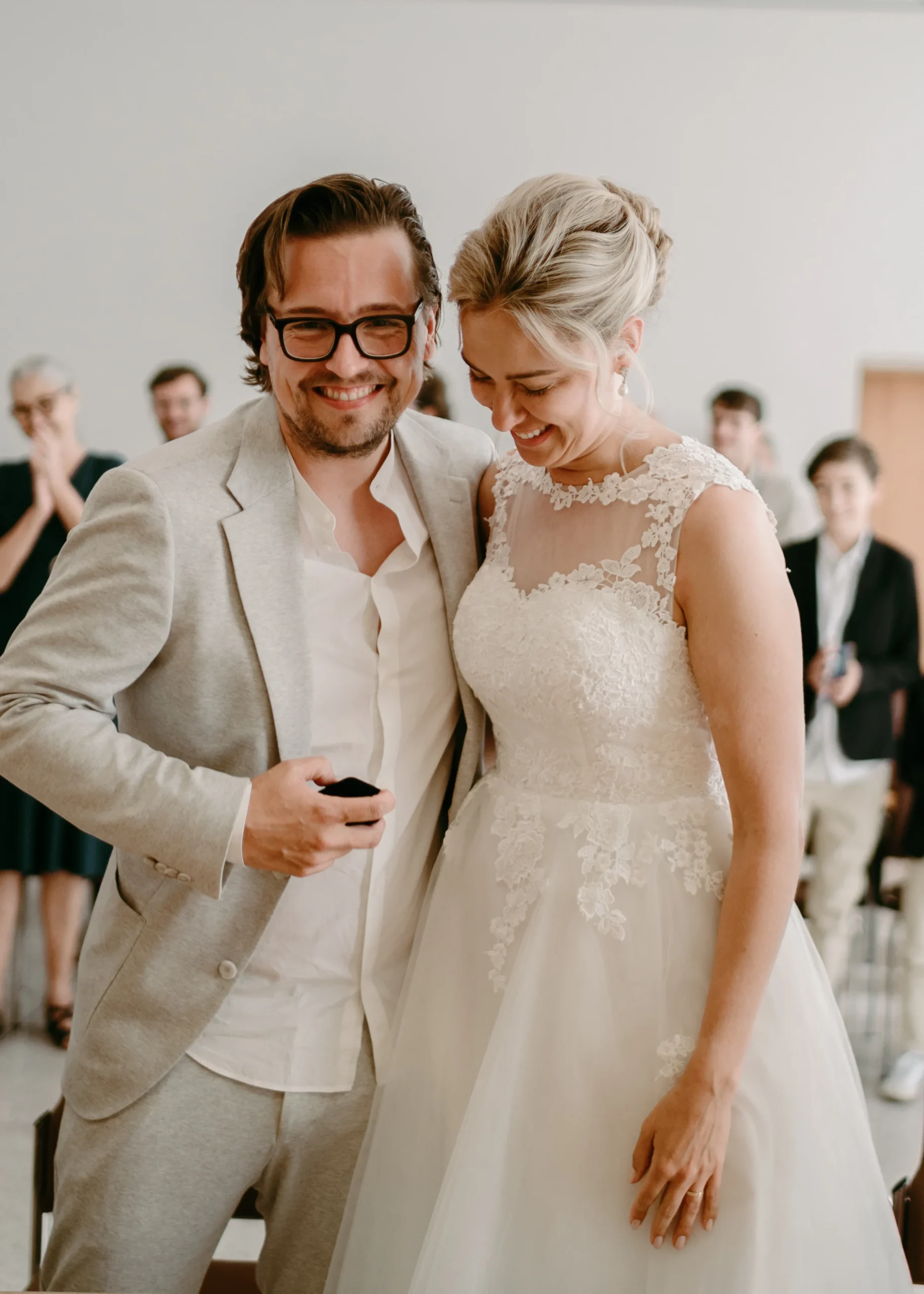 Glückliches Brautpaar bei der standesamtlichen Trauung in Köln, intimes Porträt nach dem Ja-Wort während der Hochzeitszeremonie.