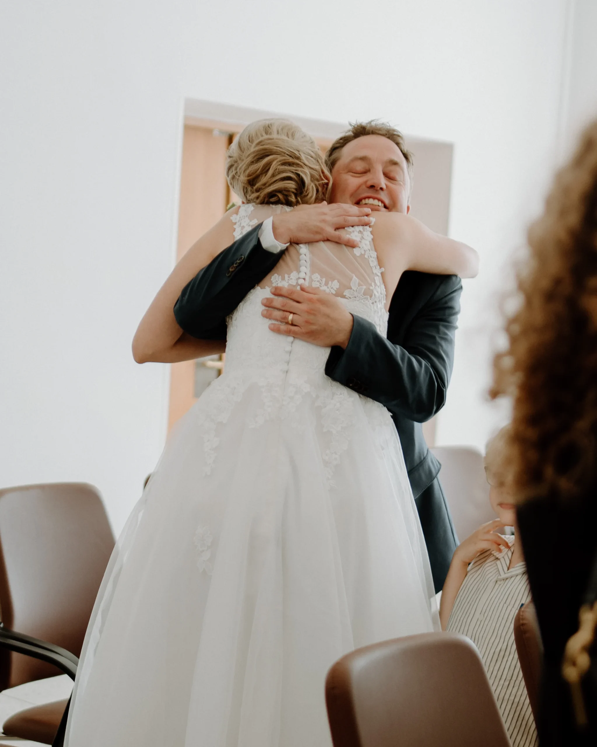 Lachendes Brautpaar und Gäste während der Feier im Standesamt Köln, authentische und fröhliche Stimmung nach der standesamtlichen Trauung.