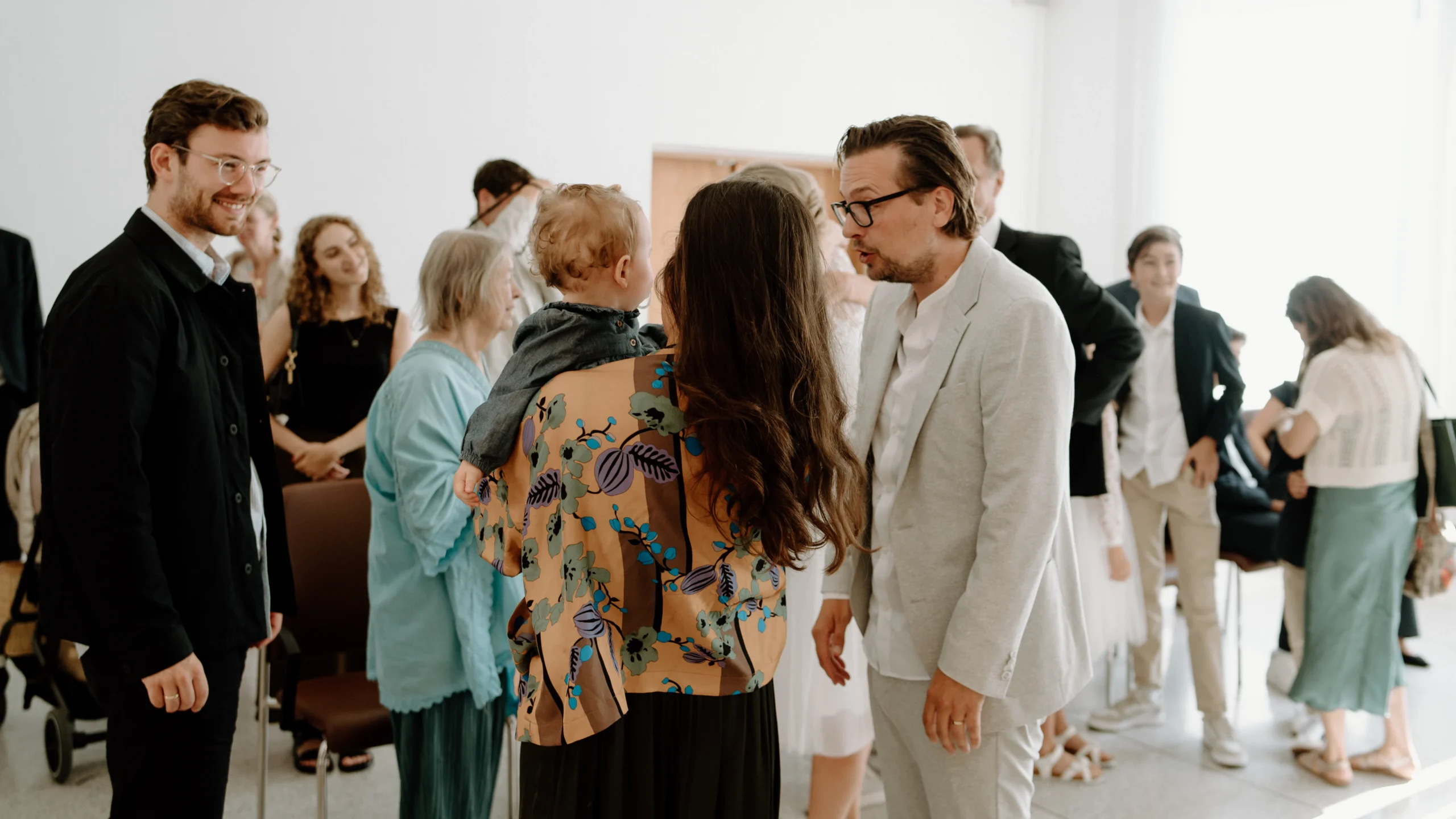 Fröhliches Brautpaar Porträt im Standesamt Köln, Braut und Bräutigam strahlen vor Glück nach ihrer intimen standesamtlichen Trauung.