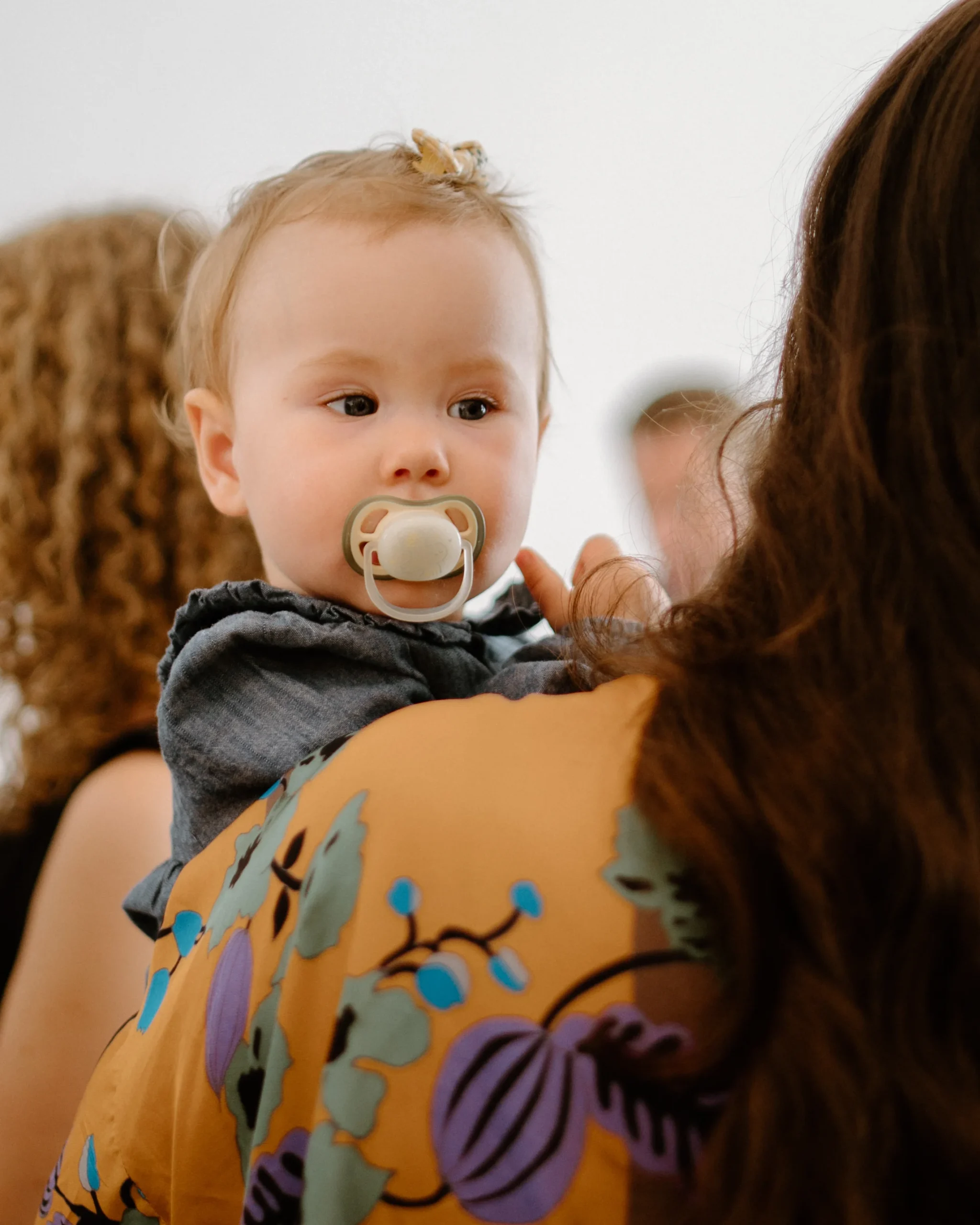 Porträt eines glücklichen Bräutigams mit Brille während der standesamtlichen Trauung in Köln, Fokus auf den lachenden Bräutigam im modernen Trauzimmer des Standesamt Köln.