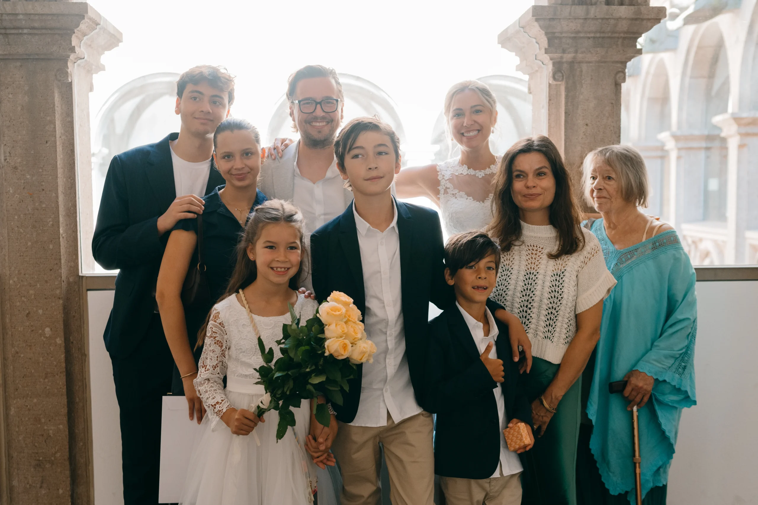 Serviertablett mit verschiedenen Häppchen und Fingerfood beim Sektempfang im Standesamt Köln, moderne Hochzeitsbewirtung bei einer standesamtlichen Trauung.