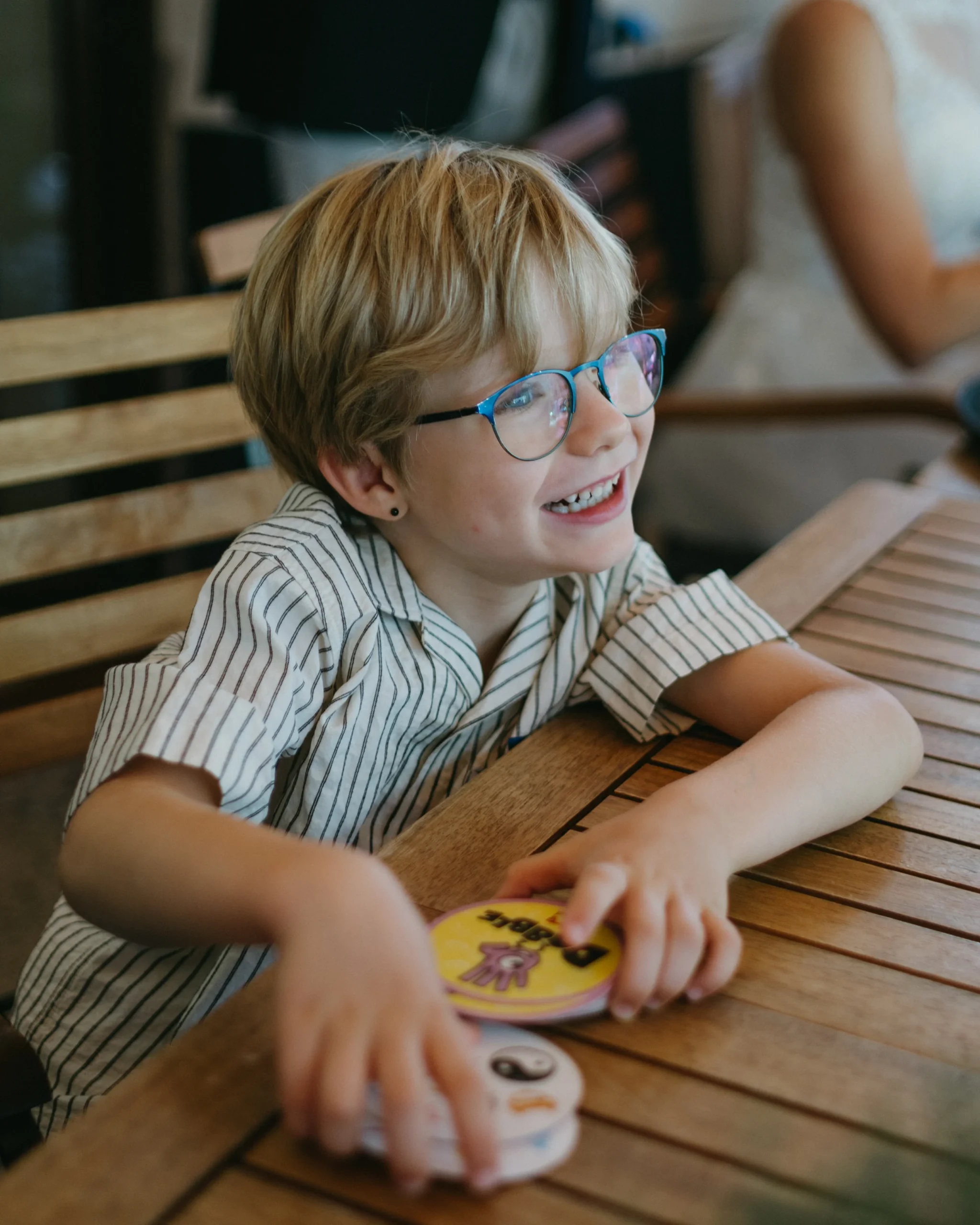 Lachendes Kind spielt Karten bei einer Hochzeitsfeier in Köln