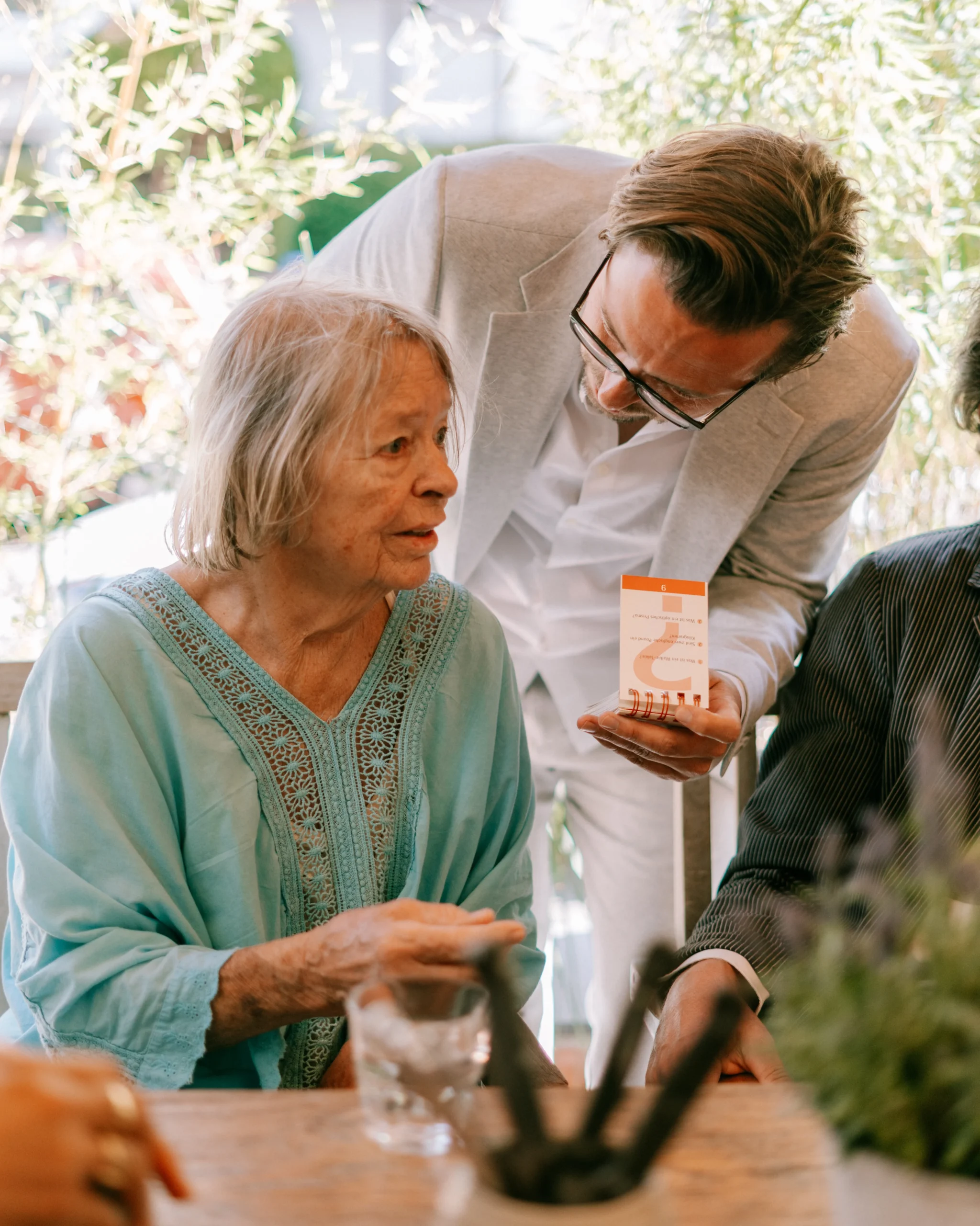 Mutter und Sohn unterhalten sich bei einer Hochzeitsfeier in Köln