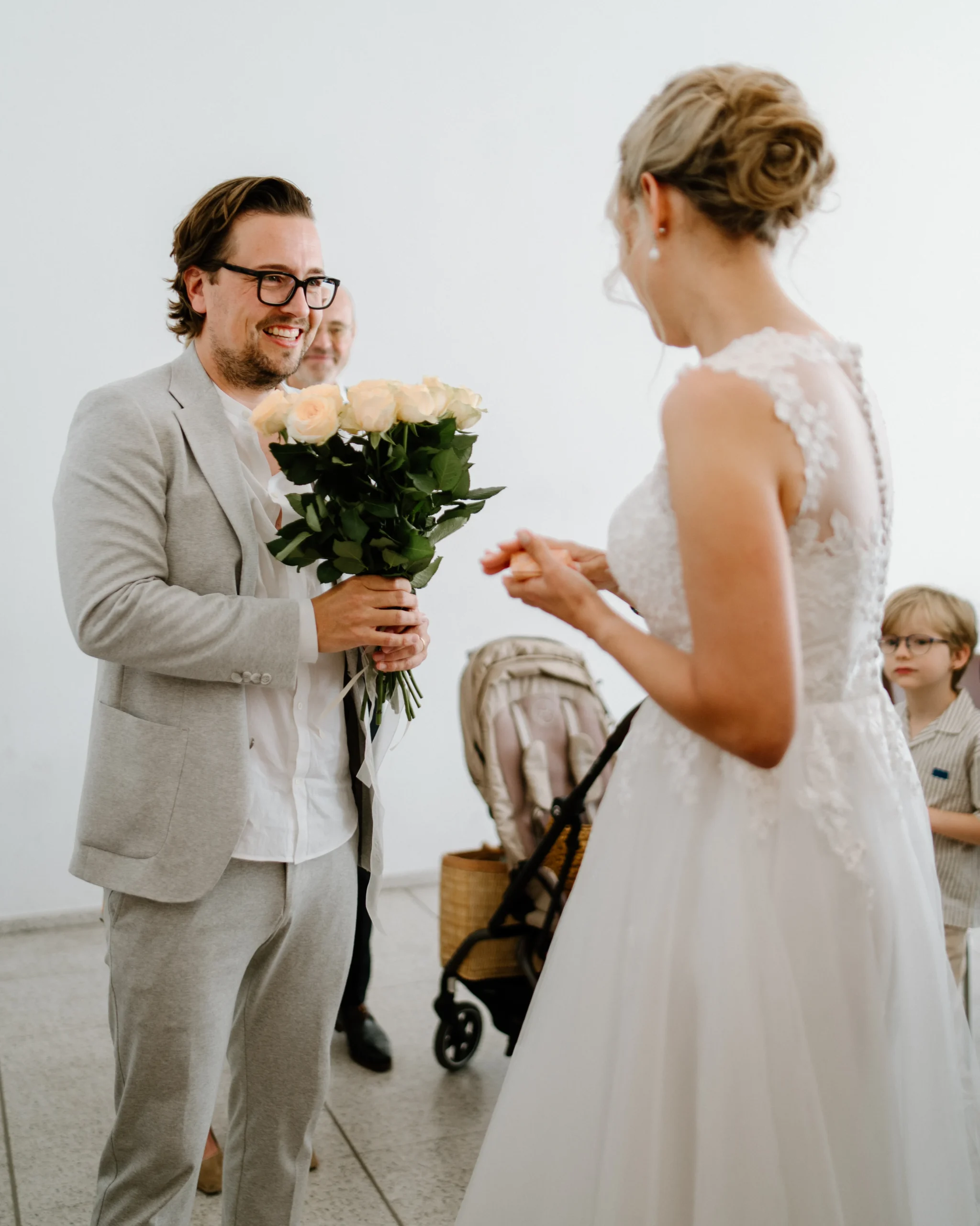 Nahaufnahme von appetitlichen Kanapees und Fingerfood auf einem Holzbrett während des Sektempfangs nach der standesamtlichen Trauung in Köln.