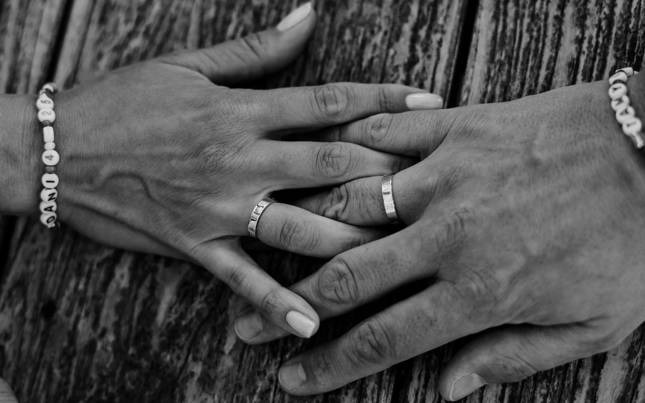 Lachender Junge mit blauer Brille als Hochzeitsgast in Köln