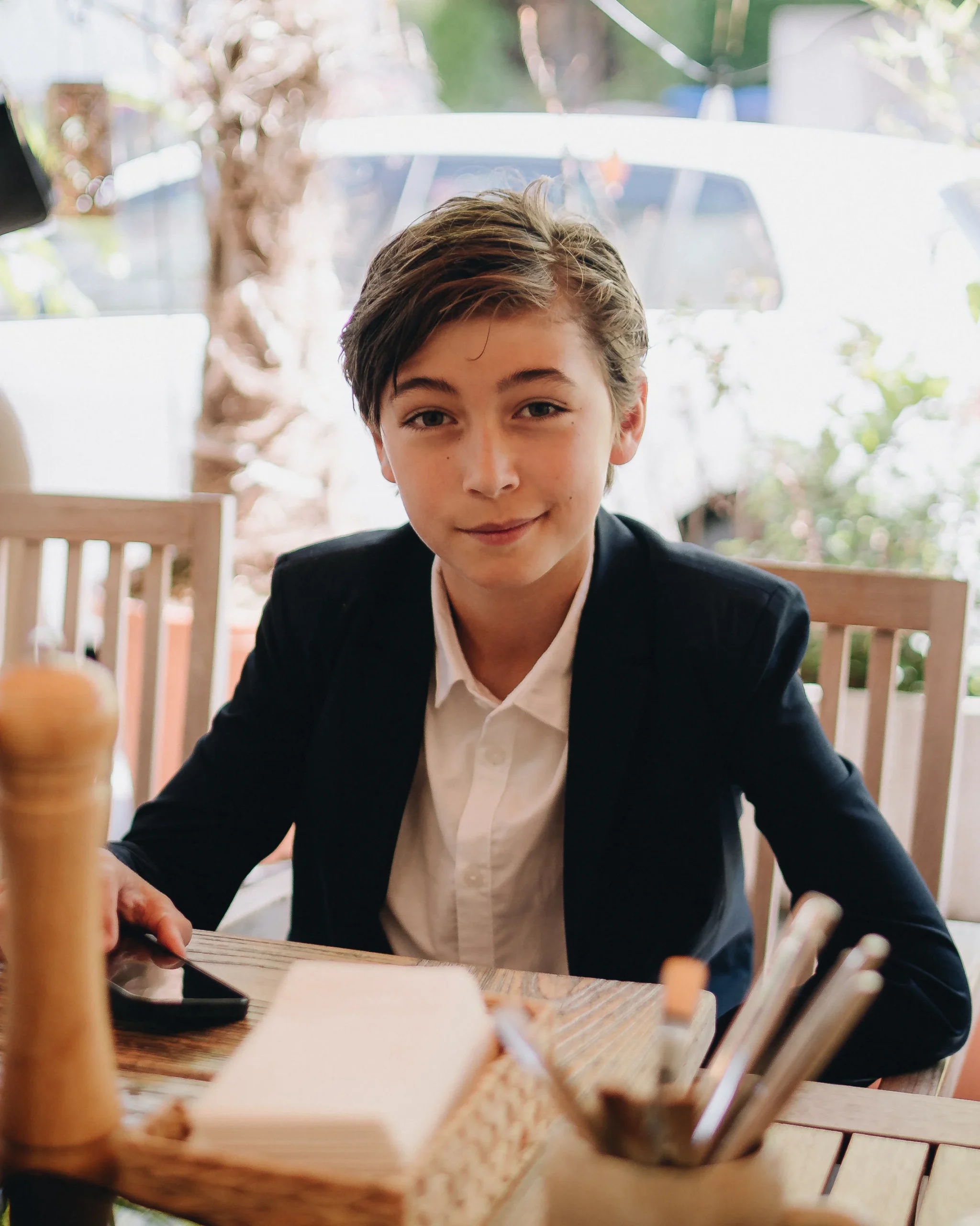 Portrait eines jungen Hochzeitsgastes im schicken Anzug in Köln